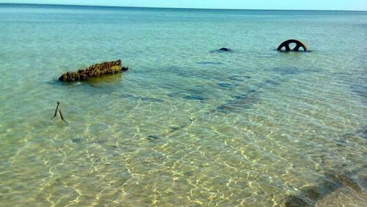 - Gdzie jest wrak torpedowca, który morze odsłoniło na plaży w Poddąbiu w zeszłym roku? - pytają czytelnicy "Głosu Pomorza". - Przykrył go piach - odpowiada Urząd Morski.