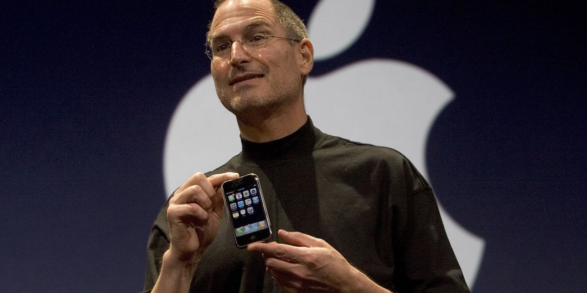 Dyrektor generalny Apple Steve Jobs pokazuje nowego iPhone'a, 2007 r. 