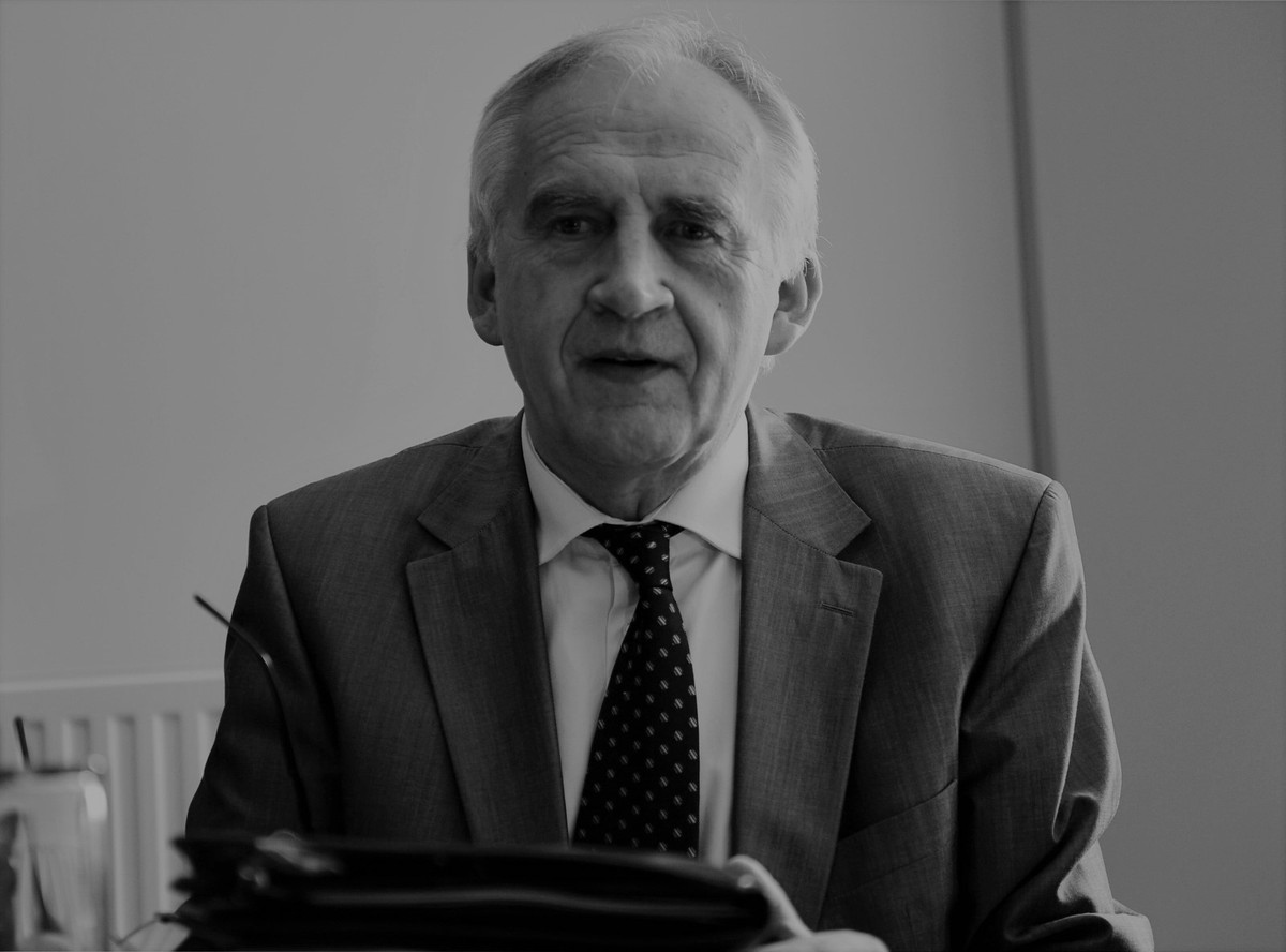 ***ZDJĘCIE ARCHIWALNE*** Na zdjęciu archwialnym z 16.07.2015. prof. Marian Zembala w Szczecinie. Były minister zdrowia i wybitny kardiochirurg zmarł w wieku 72 lat. (jm) PAP/Marcin Bielecki