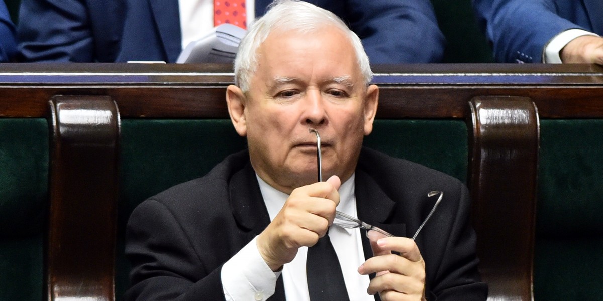 Jarosław Kaczyński ma powody do zmartwienia. Koalicja Obywatelska dogoniła go w sondażu. 