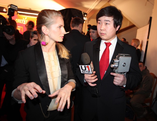 Korespondent TV U1Bator, Bilguun Ariunbaatar rozmawia z Magdaleną Cielecką