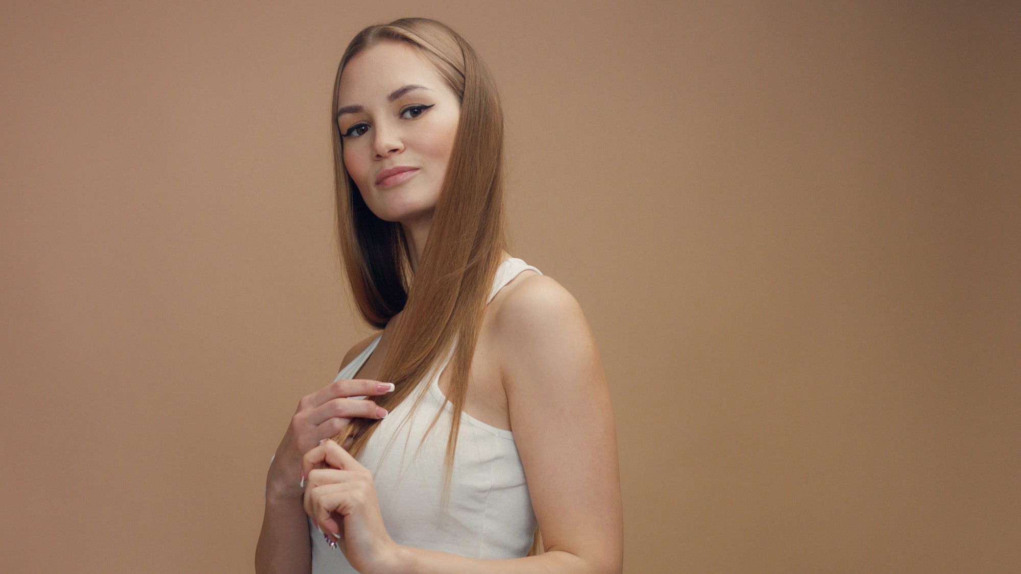 Po pravidelnom používaní masky z ľanového semienka budú vlasy vyzerať ako po laminácii – hladké, zdravé a žiarivé.