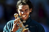 Rafael Nadal z pucharem za zwycięstwo w turnieju ATP w Madrycie