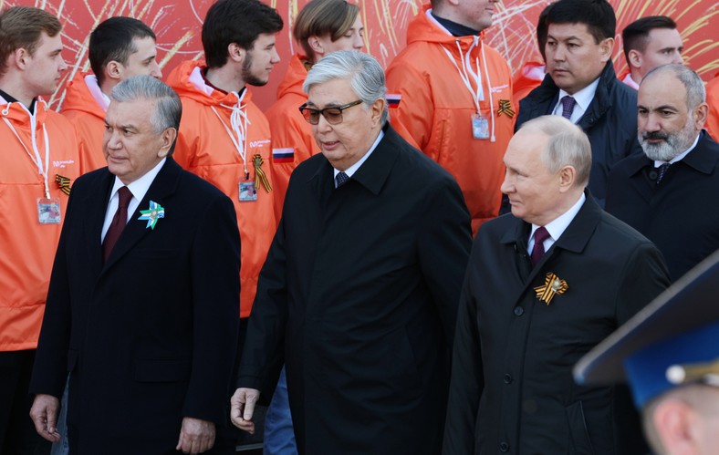 Prezydent Rosji Władimir Putin, w towarzystwie prezydenta Uzbekistanu Szawkata Mirzijojewa, prezydenta Kazachstanu Kassyma-Żomarta Tokajewa i premiera Armenii Nikola Paszyniana na paradzie wojskowej z okazji Dnia Zwycięstwa na Placu Czerwonym w centrum Moskwy, 9 maja 2023 r.