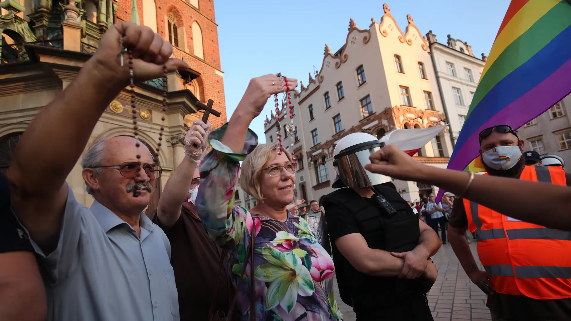 Małopolska kurator oświaty z PiS na kontrdemonstracji. Obok baner "Maryja zwycięży szatana"