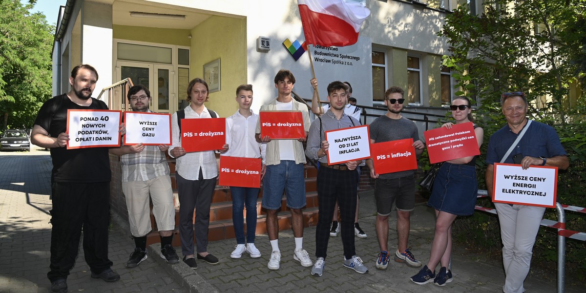 Pod siedzibą TBS Wrocław w dniu kontroli miała miejsce pikieta. Protestujący z transparentami o podwyżki w TBSach obwiniają rząd i ogólną drożyznę.