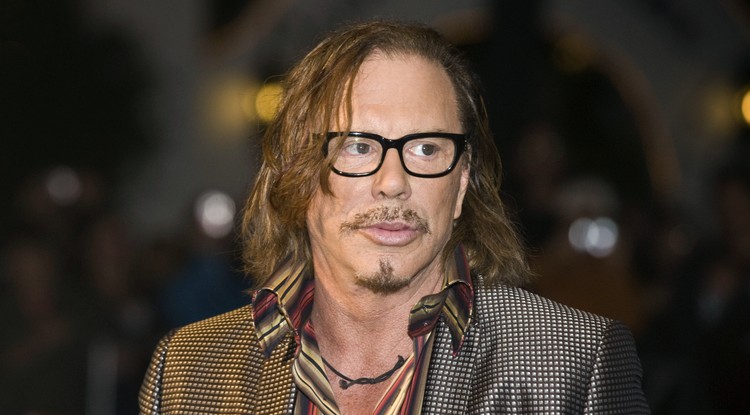 A felismerhetetlenre műtött Mickey Rourke félpucérra vetkőzött egy olasz üzlet kellős közepén - Képek