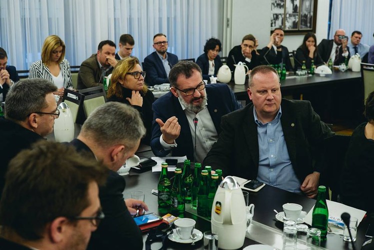 Dziennikarze na spotkaniu z marszałkiem Senatu Stanisławem Karczewskim. Na zdjęciu (mówi) Jarosław Włodarczyk z Press Club Polska