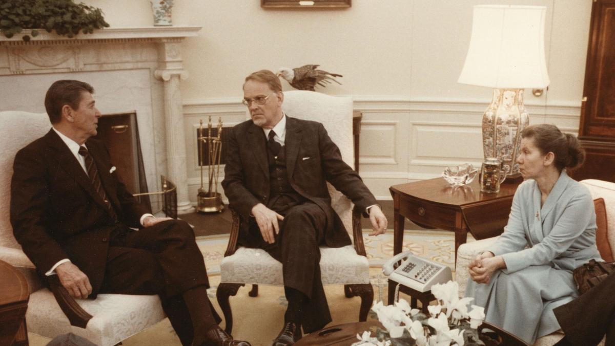 Romuald Spasowski na spotkaniu z prezydentem Ronaldem Reaganem w Białym Domu, grudzień 1981 r.