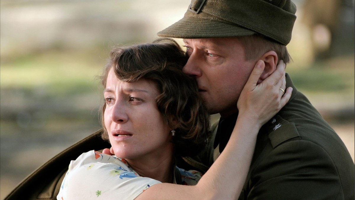 Anna (Maja Ostaszewska) und Andrzej (Artur Zmijewski) stehen im Kinofilm Das Massaker von Katyn zusammen (undatiertes Szenenfoto). Im Jahr 1940 ermordete die Rote Armee schtzungsweise 15 000 Polen beim Massaker von Katyn. Der polnische Star-Regisseur Wa