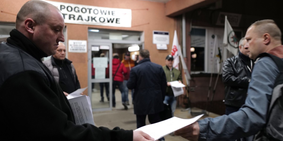 W poniedziałek rano w kopalniach tej największej górniczej spółki rozpoczął się dwugodzinny strajk ostrzegawczy. Związkowcy domagają się podwyżki płac o 12 proc. oraz działań na rzecz poprawy sytuacji górnictwa.