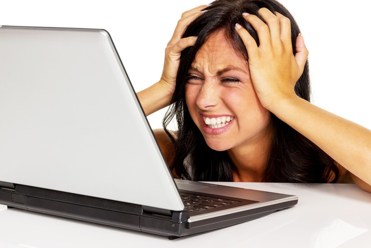 <strong>Fałszywe poczucie pilności</strong><br /><br />

W wielu przypadkach fałszywe wiadomości poinformują cię o zagrożeniu twojego konta/komputera w przypadku braku nagłej reakcji. <br /><br />