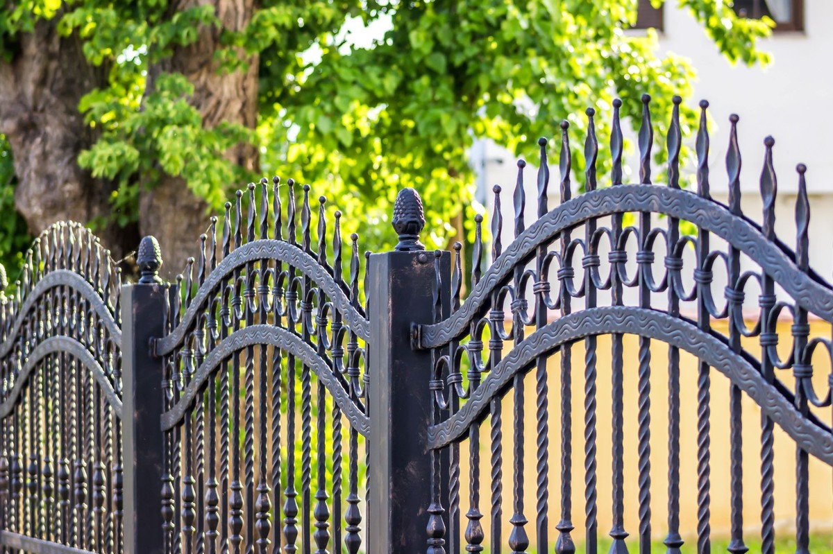 Nowe prawo budowlane 2026 zmienia przepisy dotyczące otwierania bram i budowy ogrodzeń