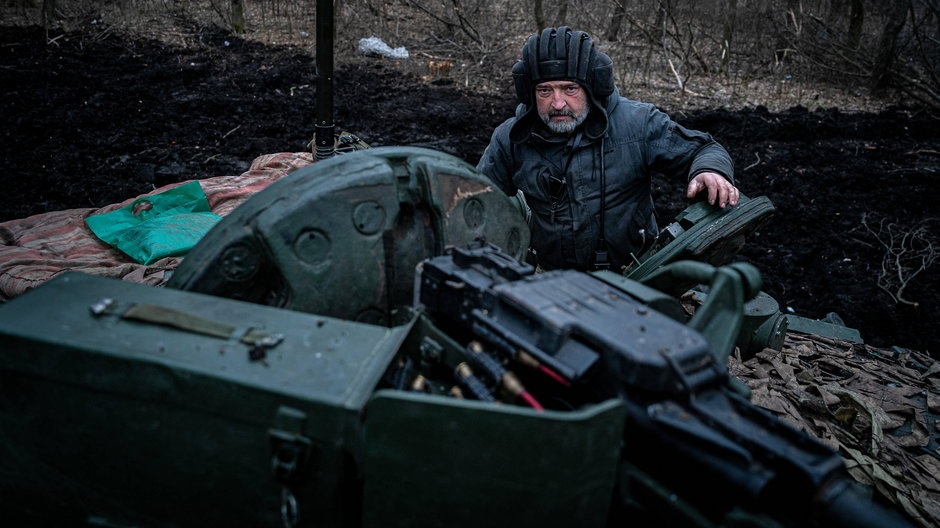 Ukraiński żołnierz na czołgu w okolicach Bachmutu