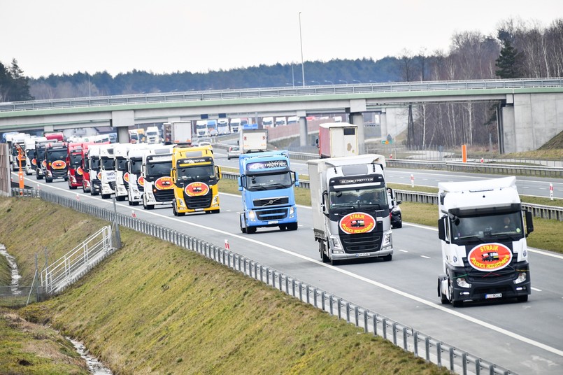 Kolumna protestujących kierowców pojazdów ciężarowych na trasie A2 w okolicach miejscowości Olesin