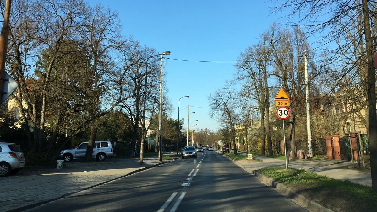 Na ulicy Krzyckiej we Wrocławiu rozpoczęła się budowa progów spowalniających. W sumie wzdłuż całej ulicy powstanie ich 10. Prace przy ich montażu będą prowadzone do końca kwietnia, w każdą sobotę.