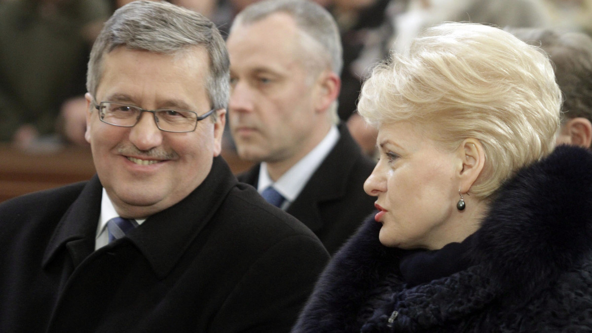 Prezydent Bronisław Komorowski, który wczoraj wrócił z oficjalnej wizyty na Litwie, gdzie wziął udział w obchodach 94. rocznicy odzyskania przez ten kraj niepodległości i spotkał się z polskimi uczniami w Solecznikach. Jak informuje "Rzeczpospolita", prezydent nie uzgodnił z Wilnem ostatniego punktu wizyty czym zirytował i zbulwersował Litwinów.