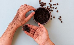 Możesz wykorzystać fusy po kawie. Domowe kosmetyki na piękne dłonie zimą
