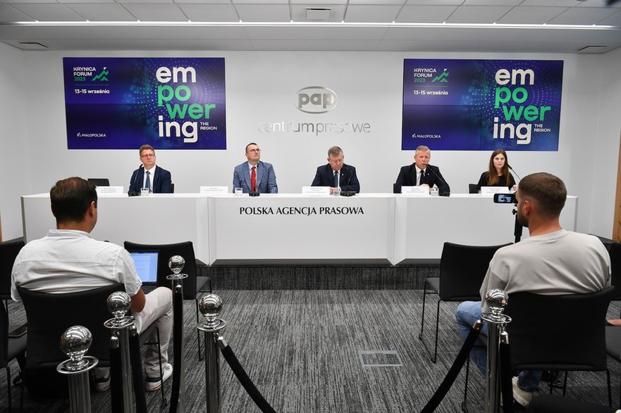 Konferencja prasowa przed Krynica Forum 2023. Pierwszy od lewej dyrektor programowy Krynica Forum 2023 Maciej Zdziarski