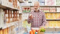 Tańsze zakupy dla seniorów. Zniżki w Lidlu, Carrefourze, Auchan, Kauflandzie i innych marketach. Mało kto o nich wie