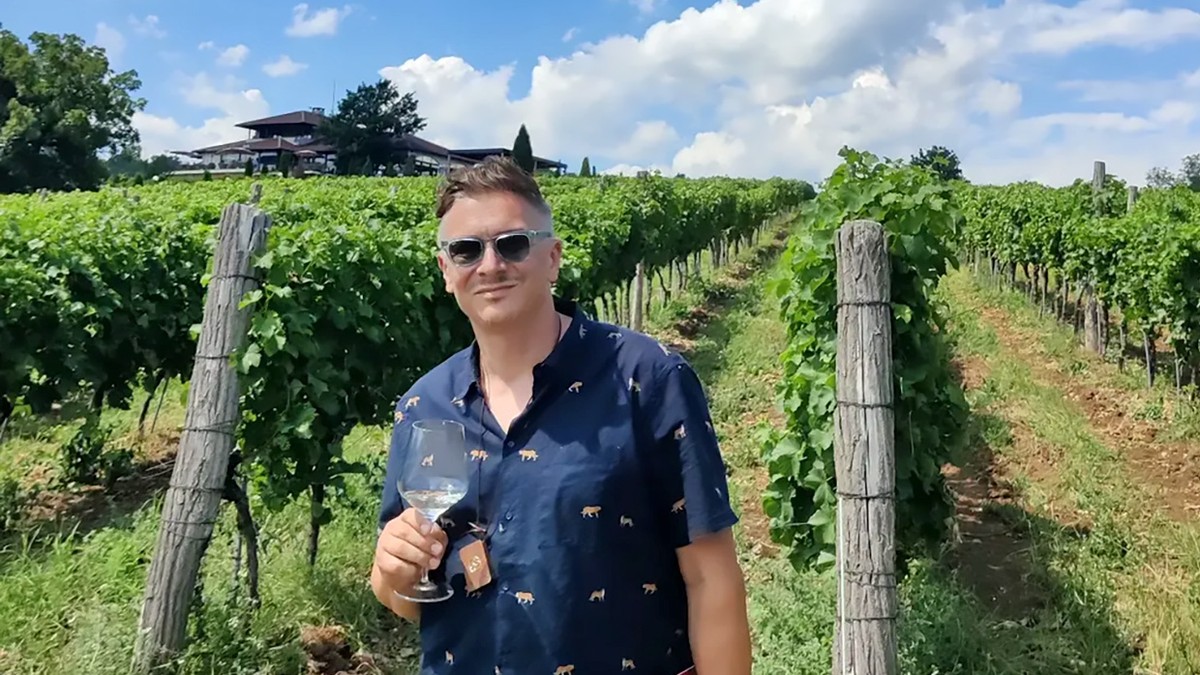 SUPRUGU I TROJE DECE ODVEO NA SELO Naš glumac (49) na placu ima kokoške i povrće, na imanju sve sam radi: 