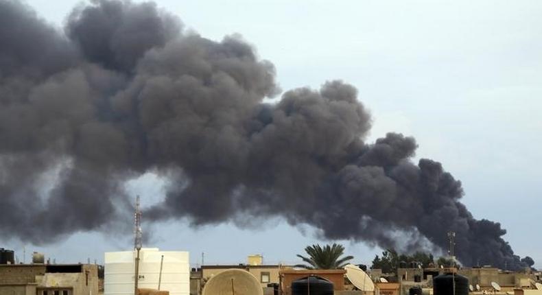 Smoke billows from a factory after an airstrike by forces loyal to former general Khalifa Haftar, in Benghazi October 22, 2014. REUTERS/Stringer