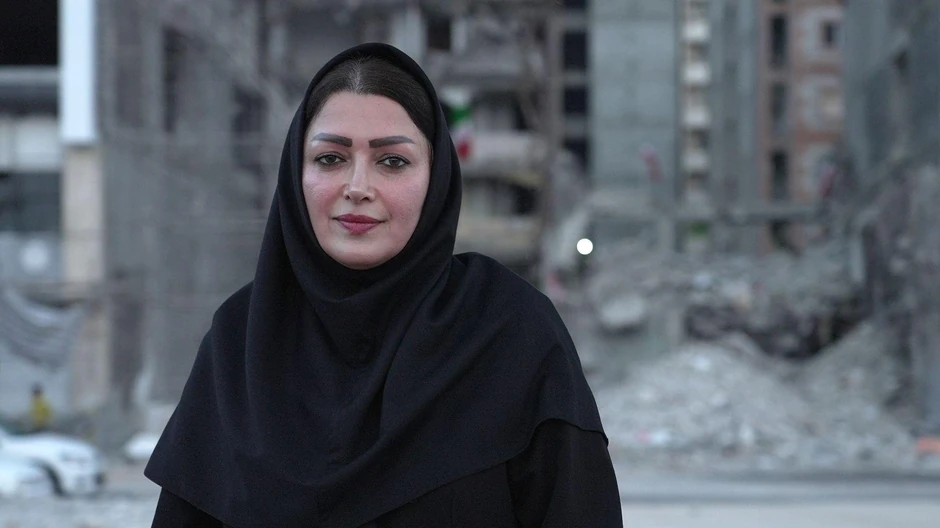 Fatima, 40-godišnja preduzetnica koja je radila u uništenoj zgradi, kaže da su u njoj živele mnoge porodice | Foto: Jack Garland / BBC
