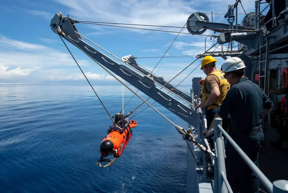 Marynarze na pokładzie niszczyciela klasy Avenger, USS Pioneer, odzyskują pojazd do neutralizacji min, 3 lipca 2019 r.