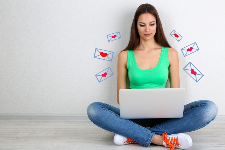 <strong>4. Nie oceniaj książki po okładce<strong><br /><br />

To mądre powiedzenie jest przydatne w wielu sytuacjach z jakimi spotykamy się na co dzień. Obowiązuje również w internecie! Dajesz się ponieść chwili i zachwycasz zdjęciem swojej nowej wybranki/wybranka? Photoshop to znane i używane narzędzie upiększające, dlatego, aby uniknąć późniejszych rozczarowań nie ufaj wszystkim zamieszczanym lub przesyłanym w prywatnych wiadomościach fotografiom.  <br /><br />