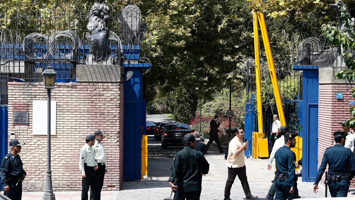 Minister spraw zagranicznych Wielkiej Brytanii Philip Hammond otworzył, zamkniętą od 2011 r., ambasadę w stolicy Iranu. Podczas uroczystości, w której wzięli udział przedstawiciele irańskich władz ponownie wywieszono flagę brytyjską - Union Jacka.