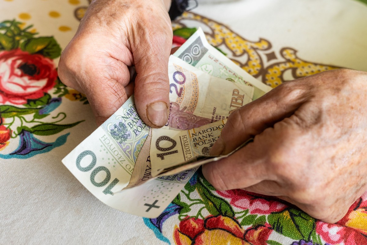ZUS ogłosił zmiany w harmonogramie wypłat emerytur w listopadzie. W związku z tym, że terminu płatności przypada na dzień wolny od pracy, część świadczeniobiorców otrzyma swoje emerytury wcześniej niż zwykle.