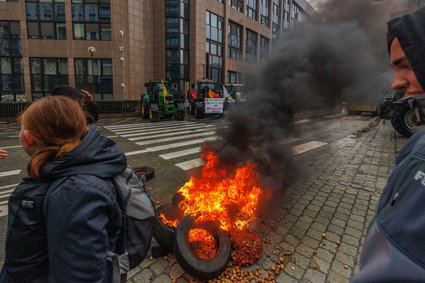 "Rolnicy wyrażają swoją złość w Brukseli". Płoną opony, policja użyła gazu łzawiącego