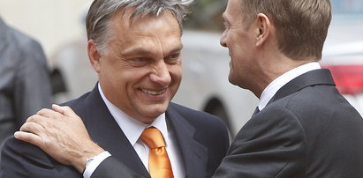 Premier Węgier śmieje się z kontuzji Donalda Tuska