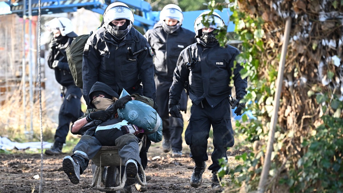 Ostre starcia aktywistów z policją w Luetzerath. Kilkadziesiąt osób rannych