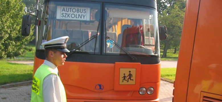 Usterki hamulców, wycieków płynów i uszkodzone szyby. Tak dzieci jadą do szkoły
