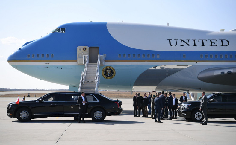 Samolot Air Force One i Bestia, czyli limuzyna, którą prezydent USA Joe Biden będzie jeździć w Polsce