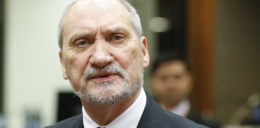 Macierewicz płaci majątek podkomisji smoleńskiej!