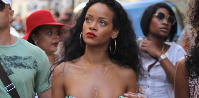Chuda Rihanna w samym staniku