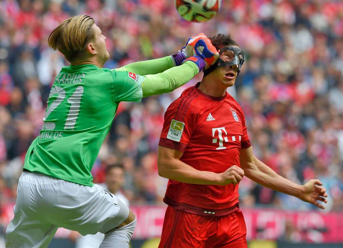 Liga niemiecka: Lewandowski znów dostał w twarz od bramkarza. Ochroniła go maska. FOTO