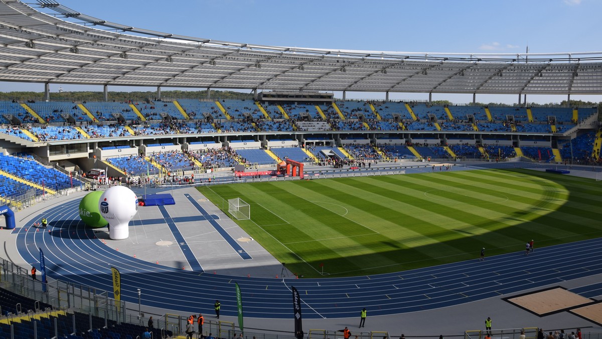 Dzisiejsze stadiony to kotły, w których kipi od emocji piłkarzy, a wydarzenia na boisku powodują efekt zbiorowego doznania narkotycznego. Na stadion chorzowski warto jednak wziąć lornetkę - komentuje dziś w "Gazecie Wyborczej" Kazimierz Kutz.