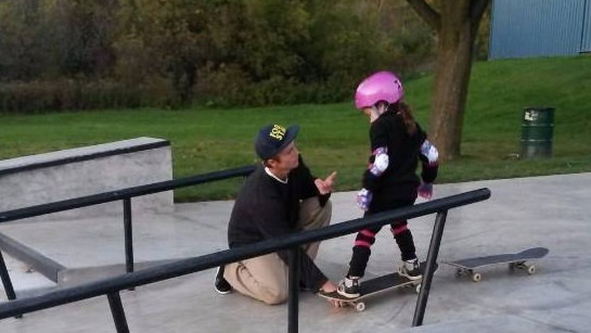 Jeanean Thomas pochodzi z Ontario w Kanadzie i jest mamą 6-letniej Peyton. Mała dziewczynka marzyła o tym, by nauczyć się jeździć na deskorolce, jednak była zawstydzona obecnością chłopców w miejscowym skate parku. W nabraniu pewności siebie pomógł jej nieznajomy nastolatek.