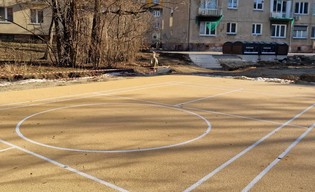 Było ściernisko, jest boisko. Będzie też wspólne wieszanie prania pośród ziół...