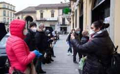Włosi przypuścili szturm na sklepy. Masowo wykupują żywność, rząd uspokaja