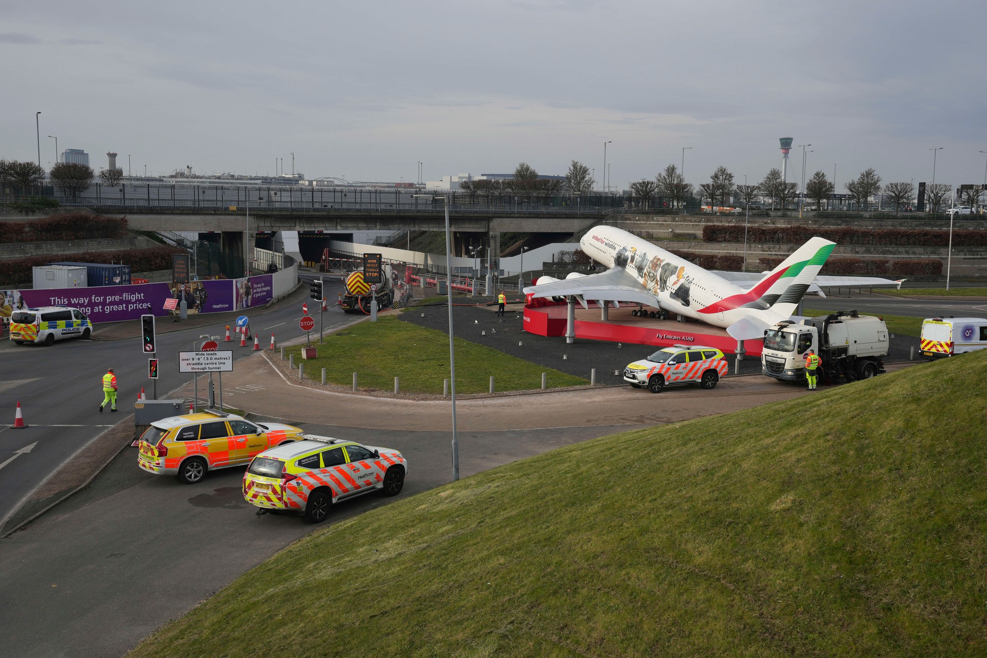 Londýnske letisko Heathrow prerušilo prevádzku kvôli rozsiahlemu požiaru v neďalekej rozvodni.