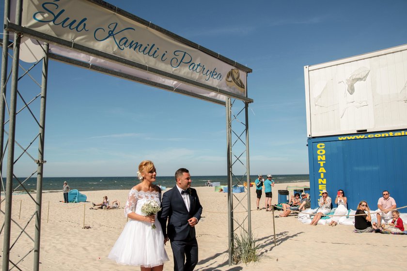 Kamila i Patryk z Lęborka pobrali się na plaży w Łebie