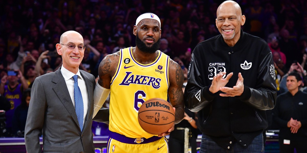 Komisarz NBA Adam Silver, LeBron James i Kareem Andul-Jabbar.