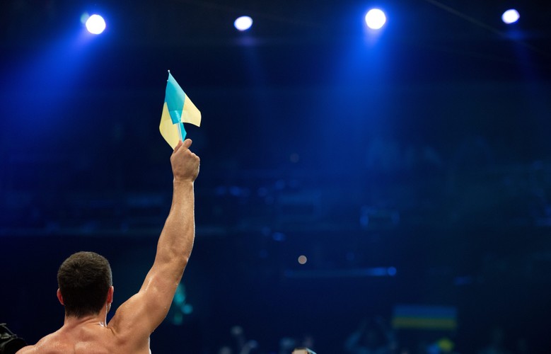 Władimir Kliczko posłał rywala na deski i obronił pas mistrza świata