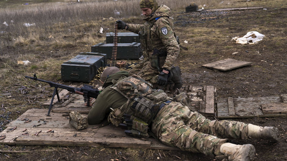 Ukraińscy żołnierze trenują w pobliżu linii frontu w obwodzie donieckim