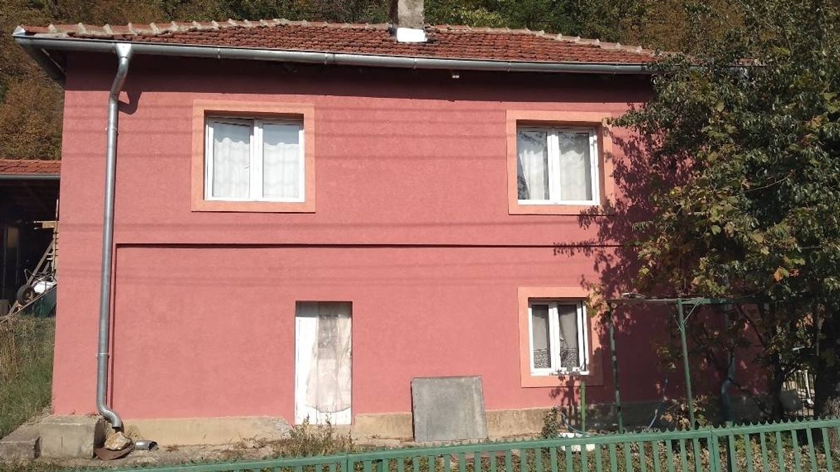Novica prodaje kuću sa placem i šumom u Dimitrovgradu