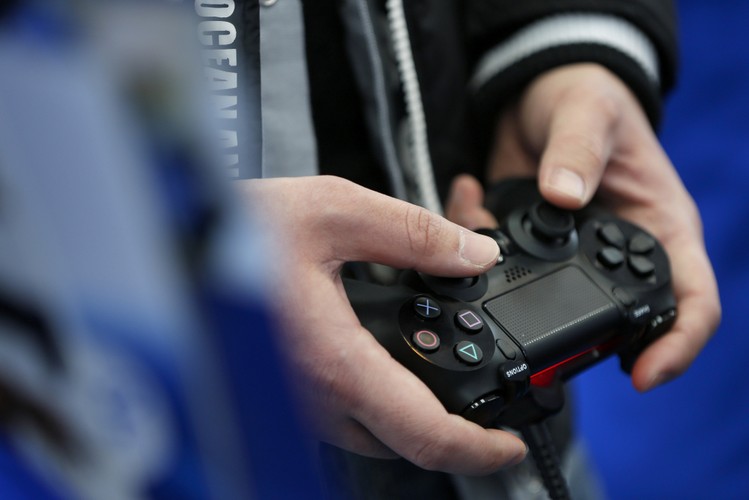 PlayStation 4 i Xbox One mają już ponad rok, więc trudno traktować te urządzenia w kategoriach technologicznych nowości 2015 roku. Nie ma jednak wątpliwości, że żadne z urządzeń nie pokazało jeszcze pełni swoich możliwości. W nadchodzącym roku ma się to zmienić. Głównie za sprawą długo wyczekiwanych premier takich hitów jak 'Wiedźmin 3', 'The Division', 'Halo 5' czy też 'Uncharted 4'.